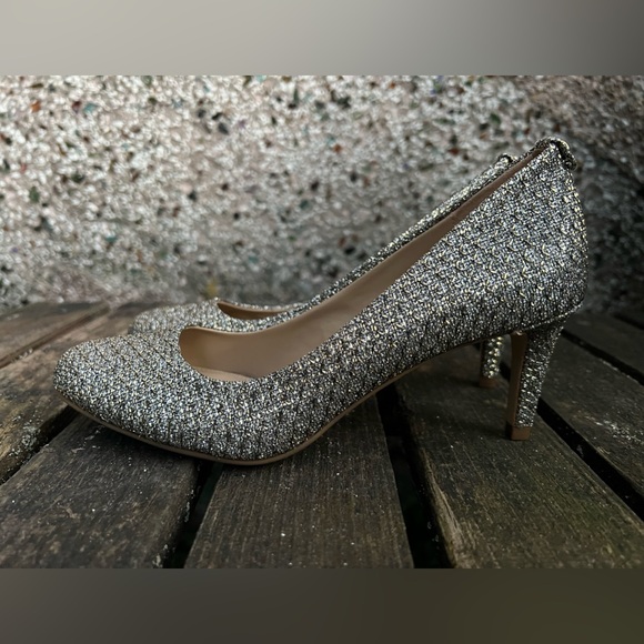 NWOT Michael Kors gold/silver textured round toe pumps, size 6 - Picture 2 of 5